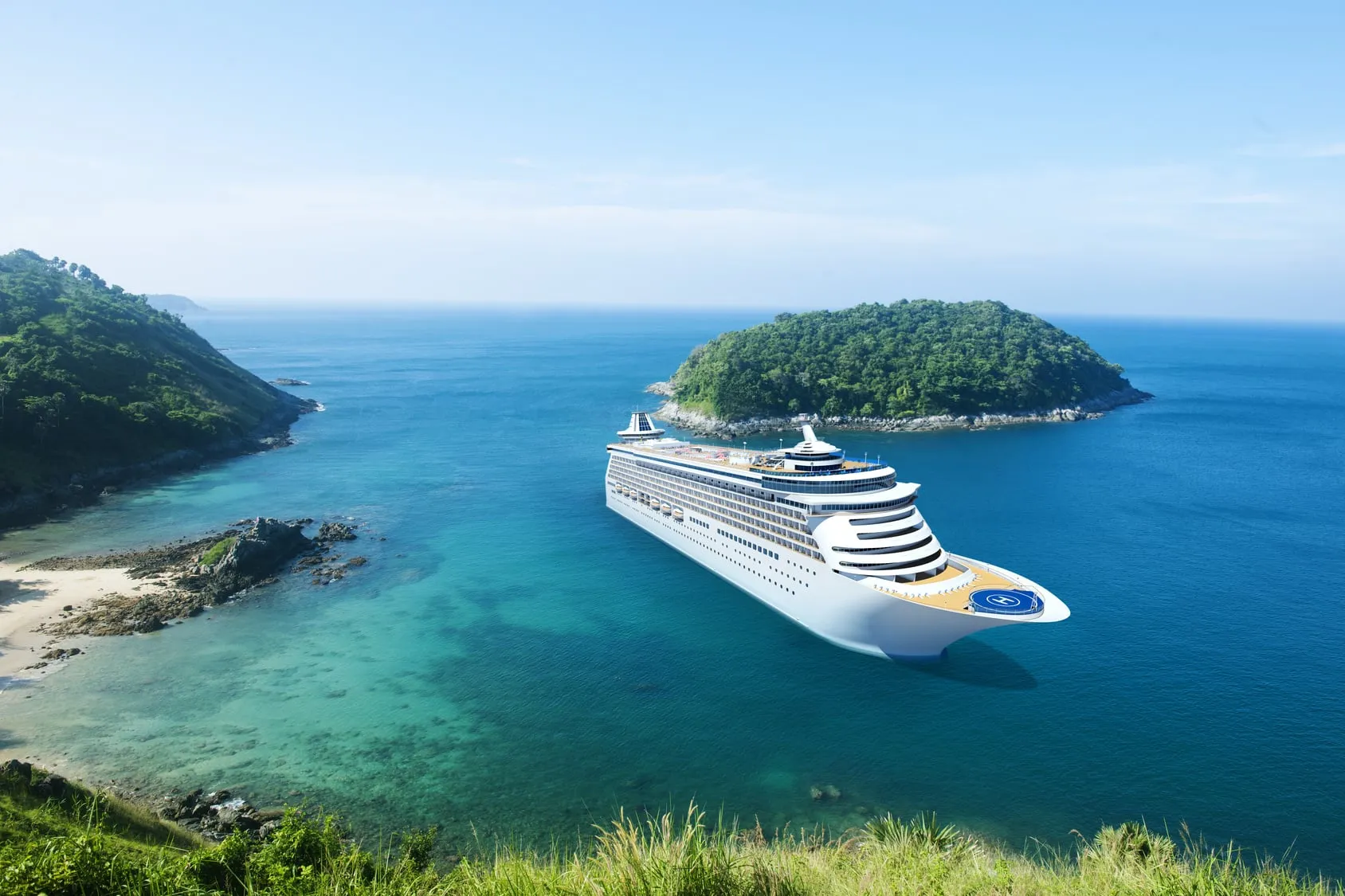 Kreuzfahrtschiff in tropischem Meer vor einer Insel — sinnbildlich für die Hochsee-Routen von AIDA und MSC