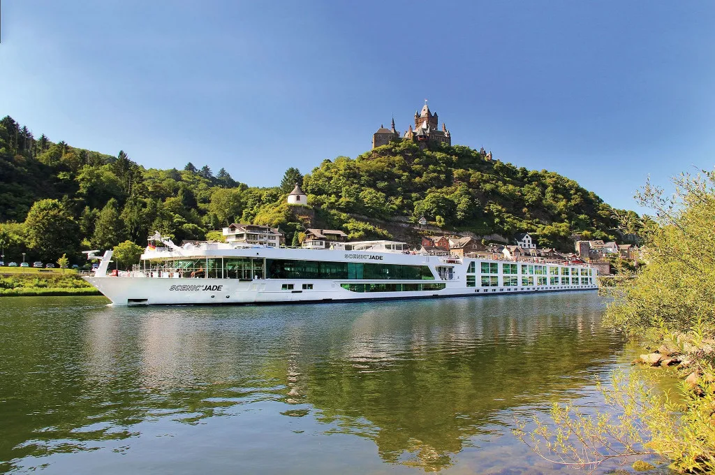 Flusskreuzfahrtschiff in Cochem mit Reichsburg auf dem Hügel
