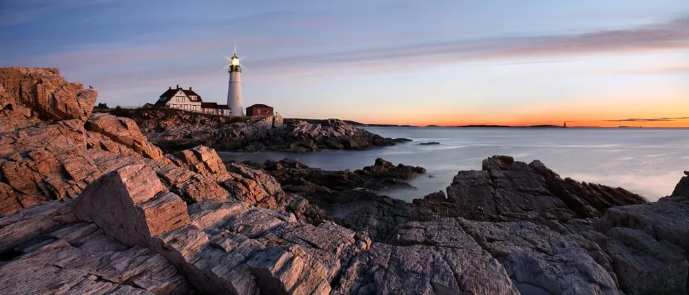 Leuchtturm in Portland, Maine, an der nordamerikanischen Atlantikküste bei Sonnenuntergang